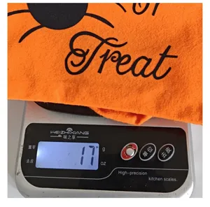Detailweergave van Halloween non-woven geschenkzak, oranje pompoen snoepzak.