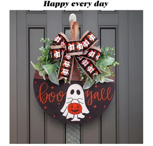 Détail de la plaque de porte en bois fantôme d'Halloween avec ruban orange et verdure