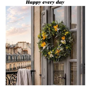 Détail d'une couronne de tulipes jaunes suspendue à une porte en bois classique