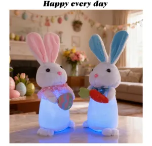 Par de conejos de peluche luminosos con zanahoria y huevo en un ambiente festivo hogareño