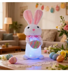 Primer plano de un peluche de conejo de Pascua blanco luminoso con un huevo de color