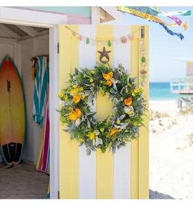 Couronne de tulipes jaunes suspendue à une porte de plage pour décoration d'été