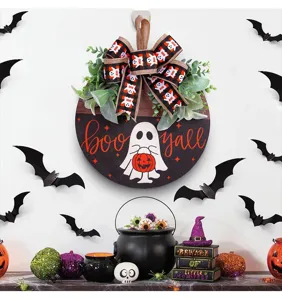 Détail de la plaque de porte en bois fantôme d'Halloween avec lettrage Boo Yall et nœud
