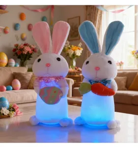 Vista detallada de peluches de conejo de Pascua luminosos LED con un huevo y una zanahoria