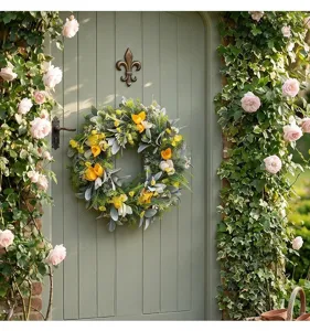 Élégante couronne de tulipes jaunes de style européen sur une porte de jardin rustique