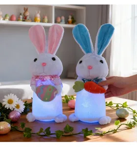 Primer plano de figuritas de peluche de conejo de Pascua con luz, zanahoria y huevo
