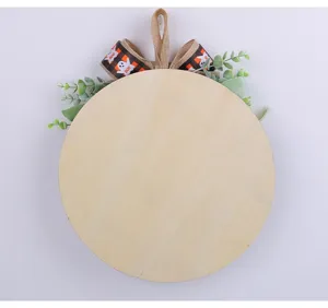 Vue arrière de plaque en bois d'Halloween avec boucle en toile et ruban de fantôme