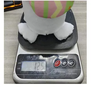 Primer plano de un conejo de Pascua de peluche blanco en una báscula de cocina digital gris