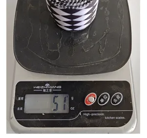 Mesure de poids détaillée de 51g pour un rouleau de ruban à carreaux noir et blanc