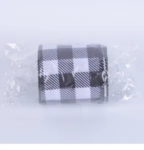Vue détaillée d'un rouleau de ruban à carreaux noir et blanc sous emballage plastique