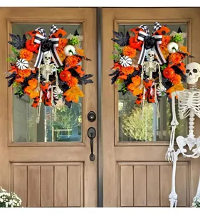 Detailweergave van Halloween-kransen met skeletten en esdoornbladeren op een houten deur