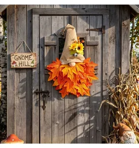 Vista dettagliata della ghirlanda autunnale con gnomo e foglie d'acero su porta