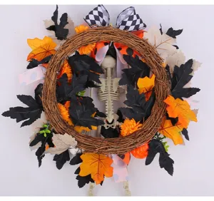 Gedetailleerd zicht op Halloween krans met skelet, herfst esdoornbladeren en linten