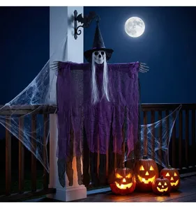 Κρεμαστή διακόσμηση μάγισσας σκελετού Halloween με μωβ ρόμπα σε βεράντα με φεγγάρι