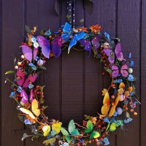 Corona de mariposas artificiales coloridas con follaje y bayas para decorar paredes