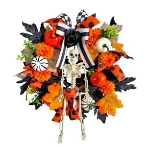 Feestelijke Halloween krans met skelet, esdoornbladeren en pompoenen voor de voordeur.