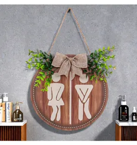 Rustikales rundes Toilettenschild aus Holz mit lustigen Figuren und grüner Dekoration