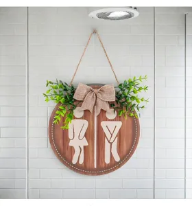 Rustikales rundes Toilettenschild aus Holz mit Sackleinen-Schleife und Grünpflanze