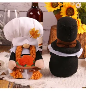 Primer plano de gnomos de Acción de Gracias con sombreros de chef y peregrino