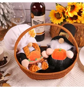 Vista detallada de gnomos de Acción de Gracias con calabaza y gorro de chef en cesta