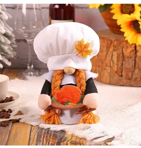 Toma macro detallada del gnomo de Acción de Gracias con gorro de chef y un pavo