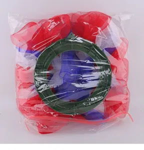 Gedetailleerd overzicht van de rood wit blauwe mesh krans in plastic verpakking