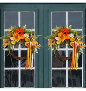 Close-up detail van kunstmatige zonnebloem herfstkrans met pompoenen voor mooie decoratie.