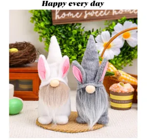 Dettaglio di gnomi coniglietti di Pasqua bianchi e grigi con barbe e orecchie soffici
