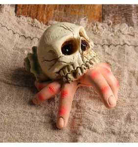 Detailansicht Halloween-Schädel-Ornament aus Harz mit realistischer Hand und Fingern