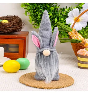 Vista dettagliata dello gnomo di Pasqua grigio con orecchie da coniglio e barba