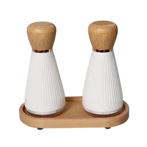 Modernes manuelles Salz- und Pfeffermühlen-Set mit Holztablett und weißem Rillen-Finish