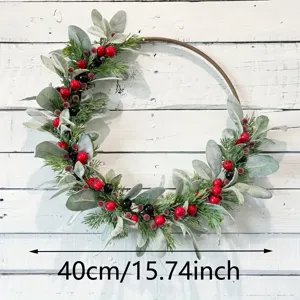 Couronne de Noël de 40cm avec baies rouges, aiguilles de pin et feuilles d'oreilles d'agneau.