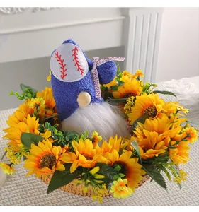Muñeco gnomo de béisbol de peluche en una colorida corona de girasoles para decoración