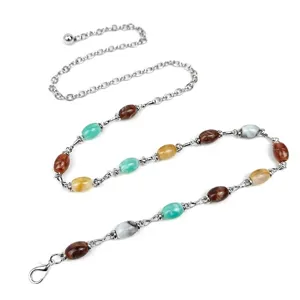 Bohemian metalen tailleketting riem met veelkleurige kralen op witte achtergrond.