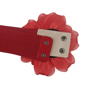 Eleganter roter elastischer Gürtel für Damen mit großer Stoffblume und sicheren Druckknöpfen.