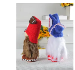 Vista detallada de gnomos de peluche con temas de béisbol y fútbol americano decor