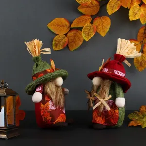 Par de gnomos decorativos de otoño con patrones de hojas y sombreros de paja para el hogar.