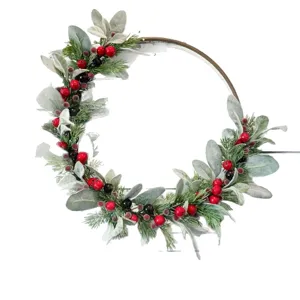 Couronne de Noël faite main avec baies rouges et feuilles d'oreilles d'agneau