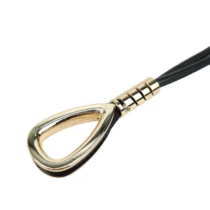 Eleganter schwarzer schmaler Ledergürtel mit goldfarbener Schließe in Tropfenform