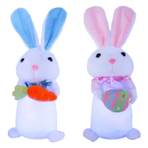 Pareja de figuras de peluche de conejo de Pascua brillantes con zanahoria y huevo de colores