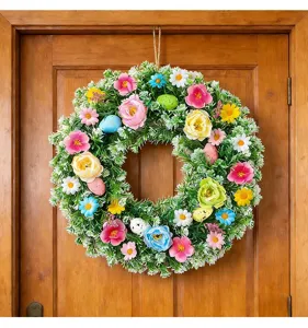 Lebhafter Osterkranz mit bunten Eiern und Blumen an einer rustikalen braunen Holztür