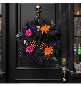 Ghirlanda di Halloween nera con teschi e rose per decorazione porta spaventosa per festa