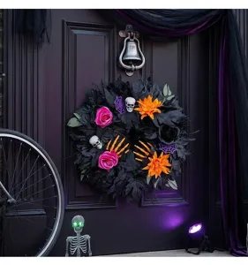 Ghirlanda di Halloween nera con teschi e rose per decorazione porta spaventosa e festa.