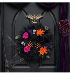 Dettaglio della ghirlanda nera di Halloween con teschi e rose sulla porta scura.
