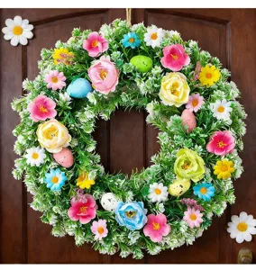 Nahaufnahme des Osterkranzes mit Frühlingsblumen und bunten Eiern an einer Holztür