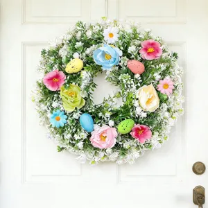 Farbenfroher Osterkranz mit gesprenkelten Eiern und Kunstblumen an einer weißen Tür dekoriert.