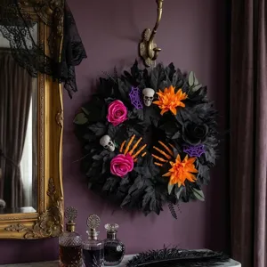 Ghirlanda di Halloween con foglie nere teschi e fiori artificiali per decorazione porta