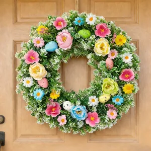 Handgefertigter Osterkranz mit bunten Blumen und Eiern für die Frühlingsdekoration