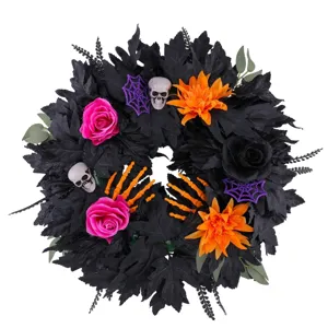 Spettrale ghirlanda di Halloween con foglie nere, teschi e fiori per decorazione porta.