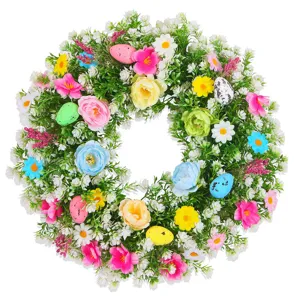 Frühlings-Osterkranz mit bunten Eiern und verschiedenen Kunstblumen auf weißem Grund